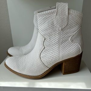Chinese Laundry White Cowgirl Ankle Boots - Size 5